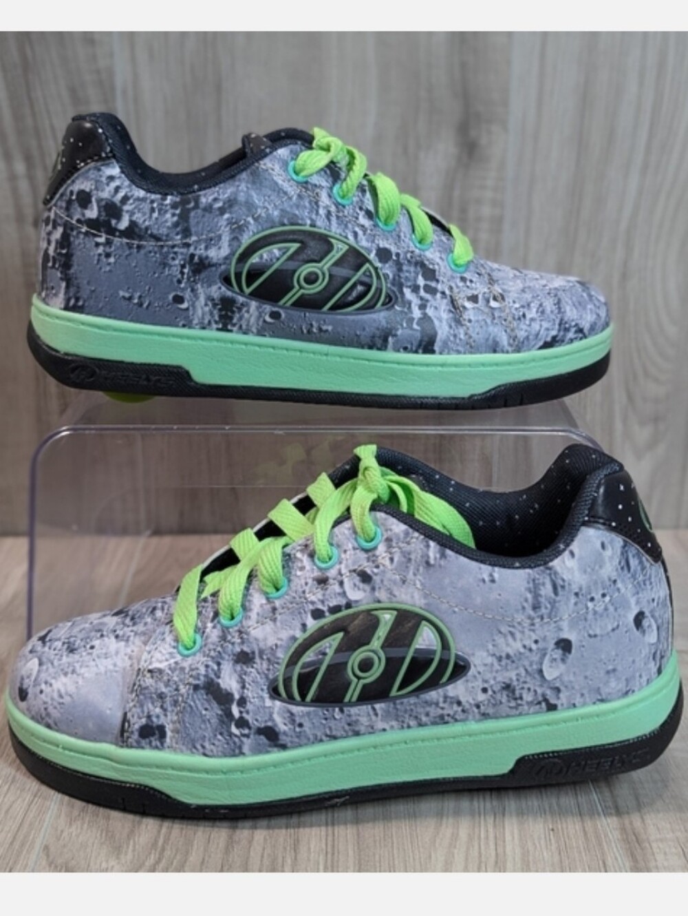 Heelys Split Glow skate shoes featuring a grey moon-surface print Youth 5